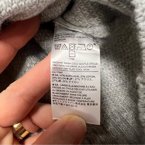 Banana Republic cozy plaid crew neck sweater in gray and white - Picture 4 of 4